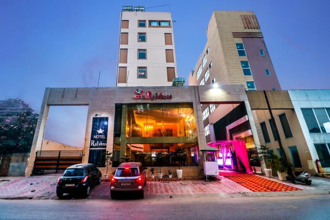 Hotel Rajshree & Spa Chandīgarh Exteriör bild