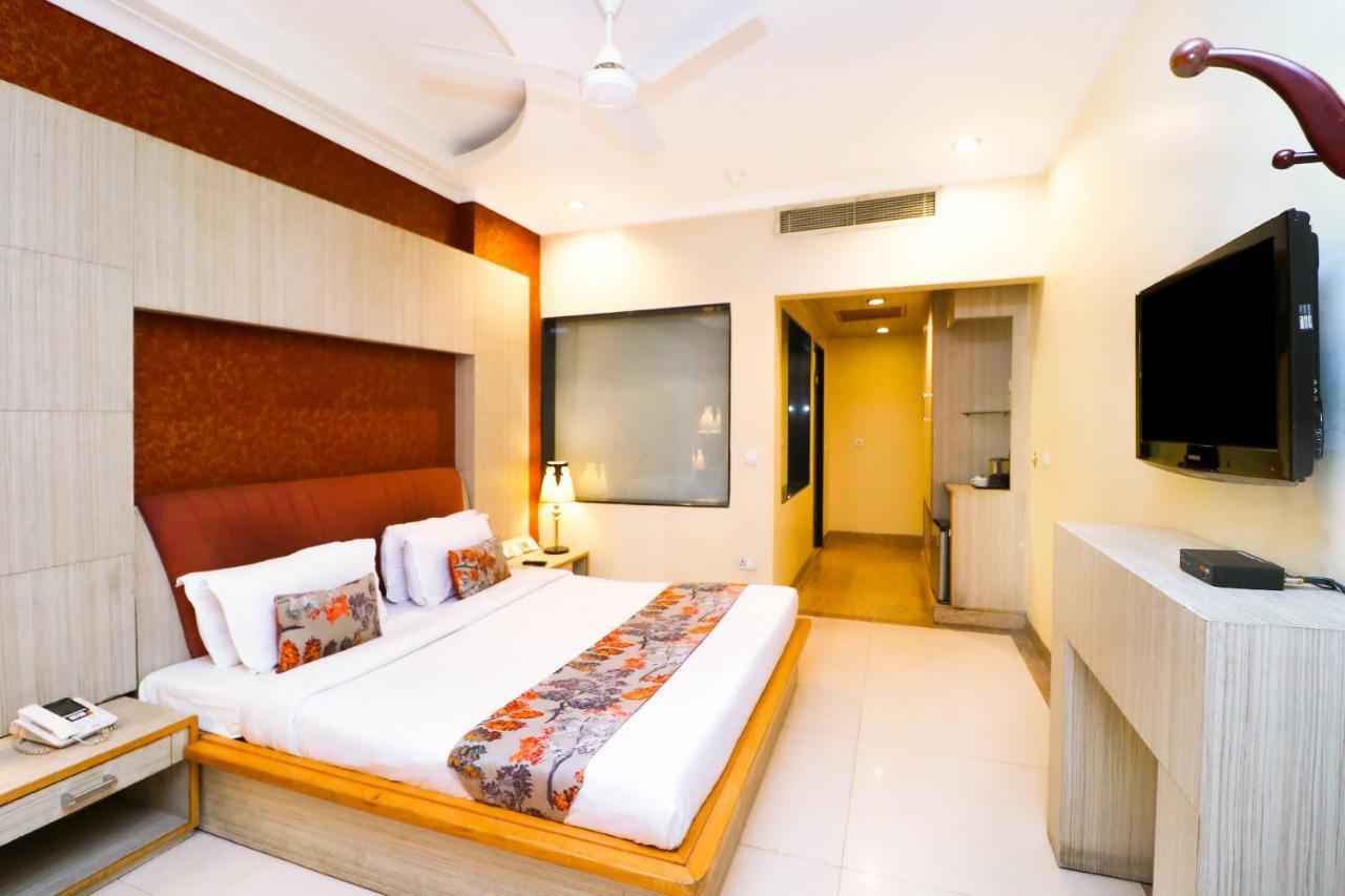 Hotel Rajshree & Spa Chandīgarh Exteriör bild