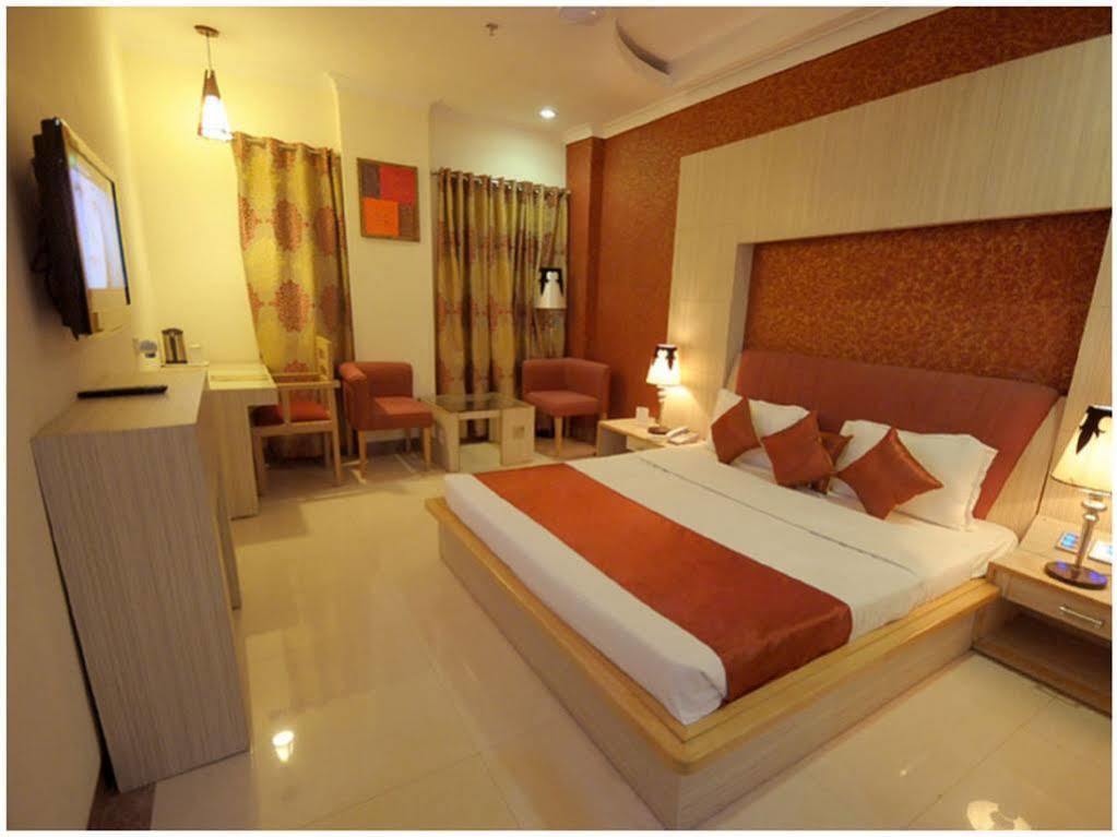 Hotel Rajshree & Spa Chandīgarh Exteriör bild